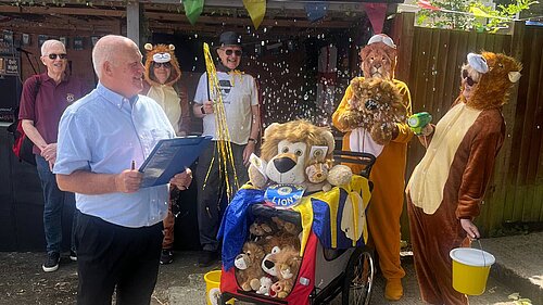 Cllr. Martin Barrett Judges Wroughton Village Carnival